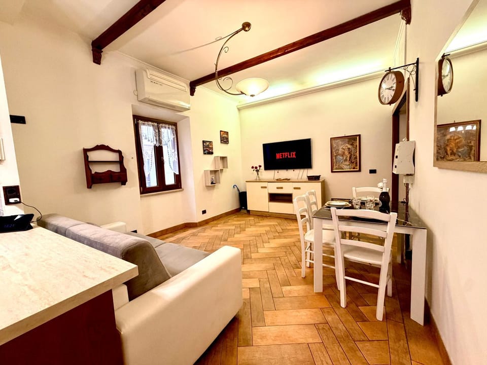 Monti Home - 5 Minute Walk to Colosseum & Metro Apartment in Rome