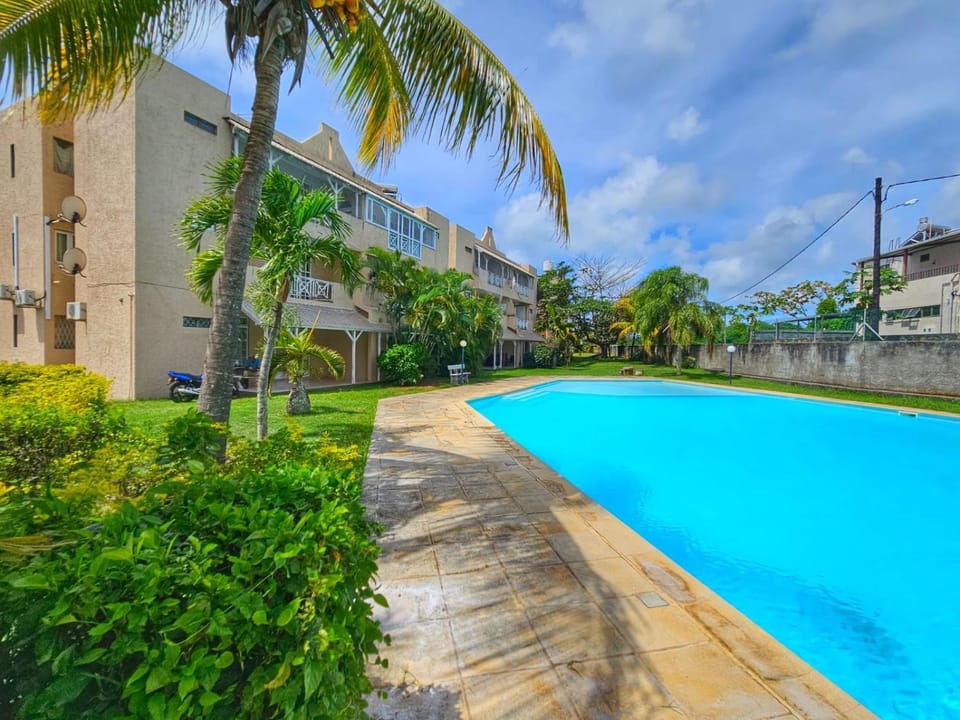 Property building, Spring, Day, Neighbourhood, Garden, Garden view, Pool view, Pool view, Supermarket/grocery shop, Swimming pool, Swimming pool