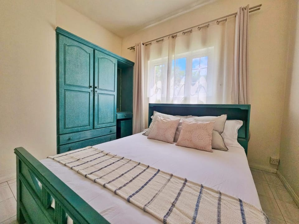 Bed, Photo of the whole room, Bedroom, wardrobe, air conditioner