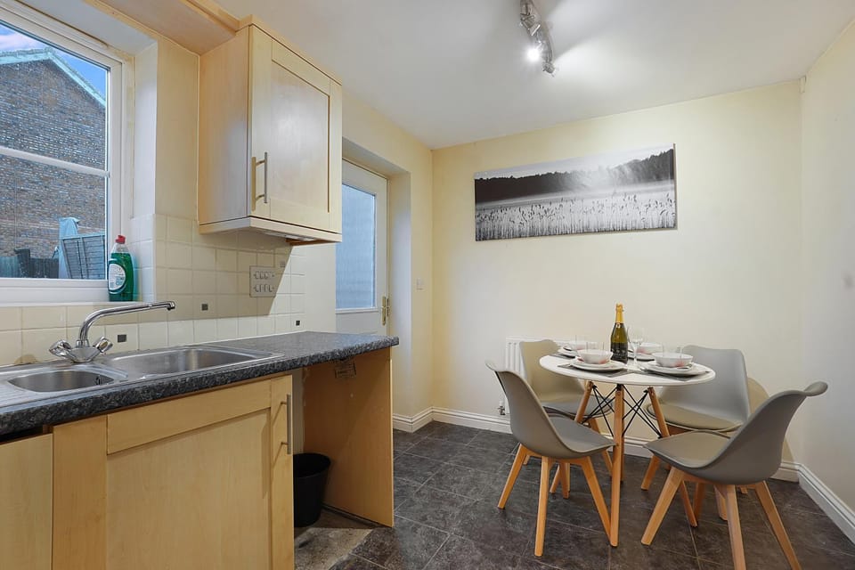 Seating area, Communal kitchen, Dinner