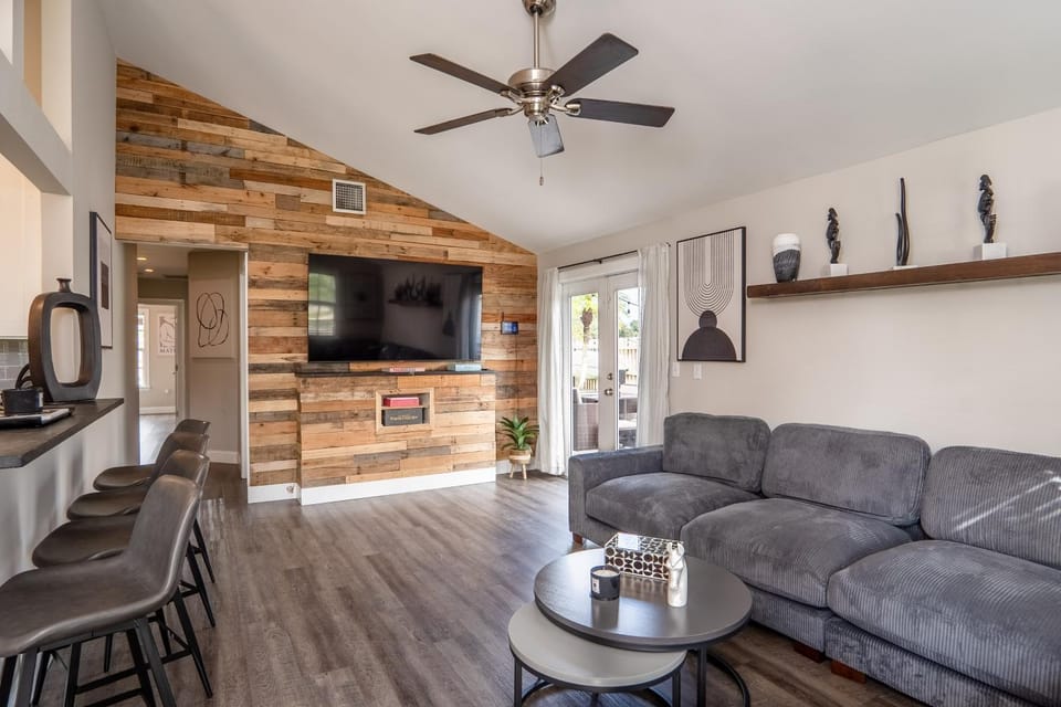 TV and multimedia, Living room, Seating area, fireplace