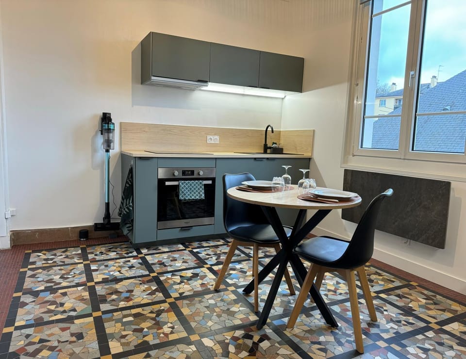 Kitchen or kitchenette, Dining area, minibar, pet friendly, stove