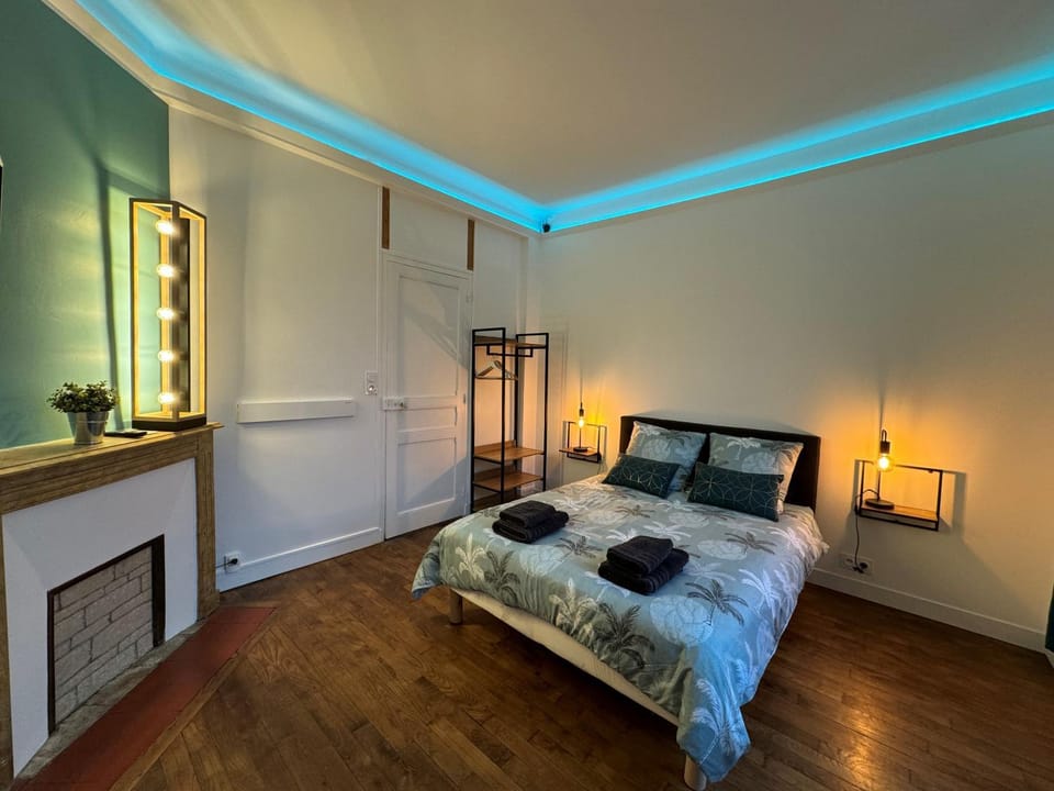 Bed, Photo of the whole room, Bedroom, towels