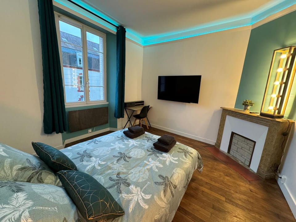 Communal lounge/ TV room, Bed, TV and multimedia, Photo of the whole room, Seating area, Bedroom