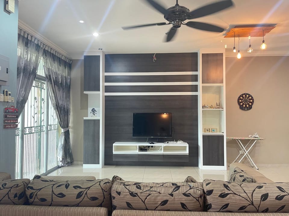Art Homestay 4 Bedrooms House by Mr Homestay House in Perak Tengah District
