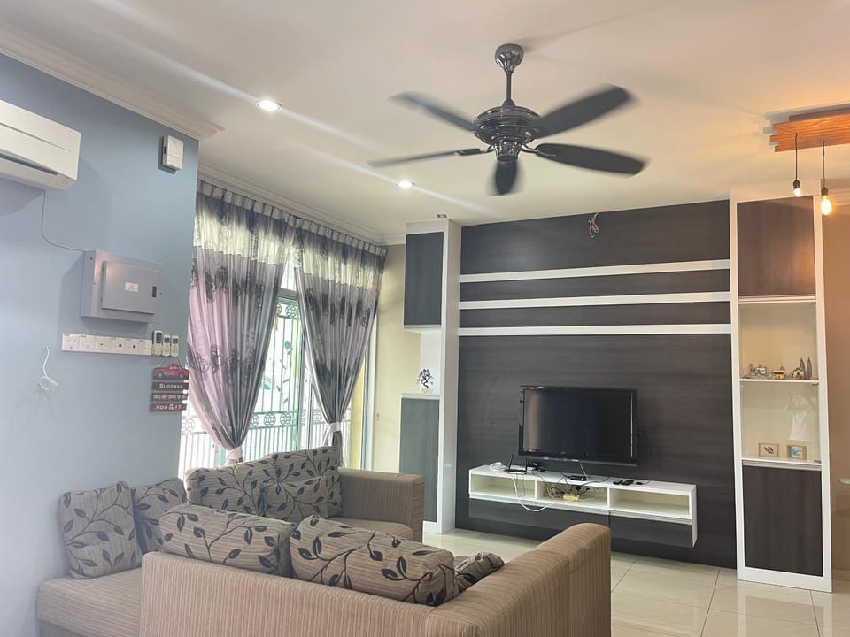 Art Homestay 4 Bedrooms House by Mr Homestay House in Perak Tengah District