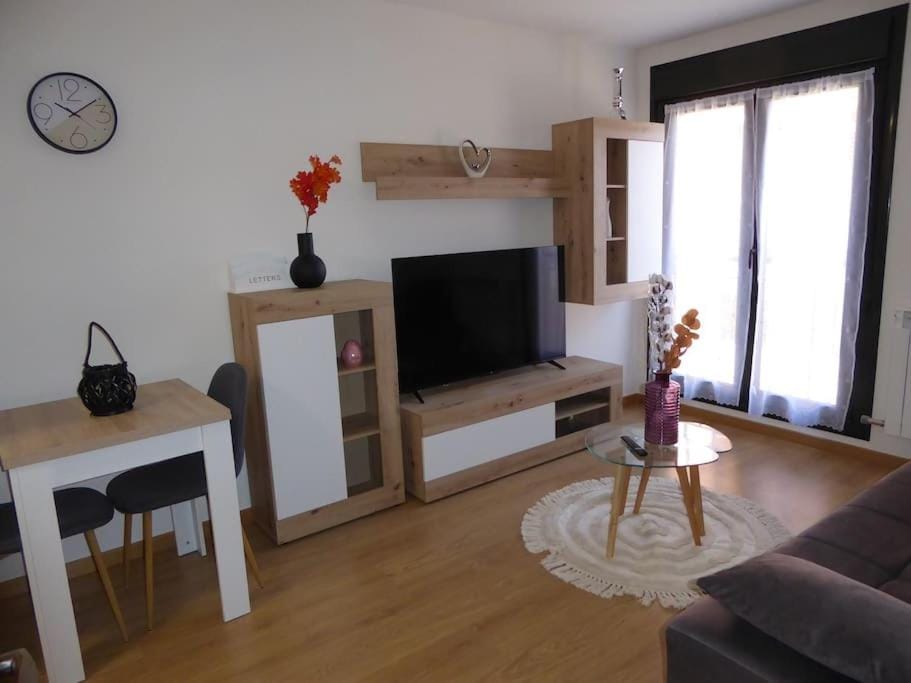 Communal lounge/ TV room, TV and multimedia, Living room, Seating area, Evening entertainment