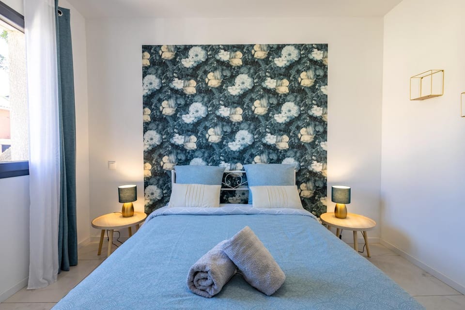 Bed, Bedroom, towels