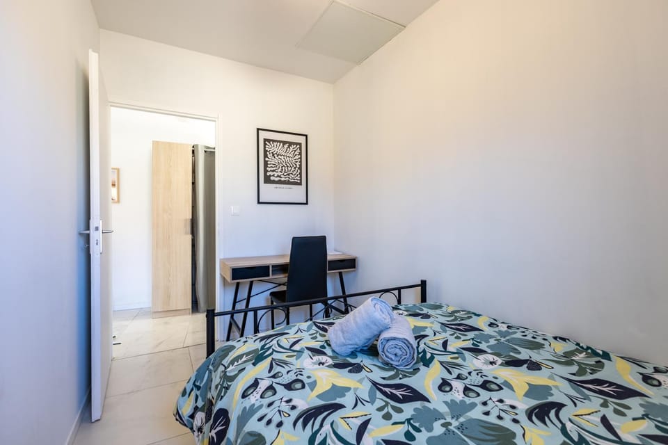 Bed, Seating area, Bedroom