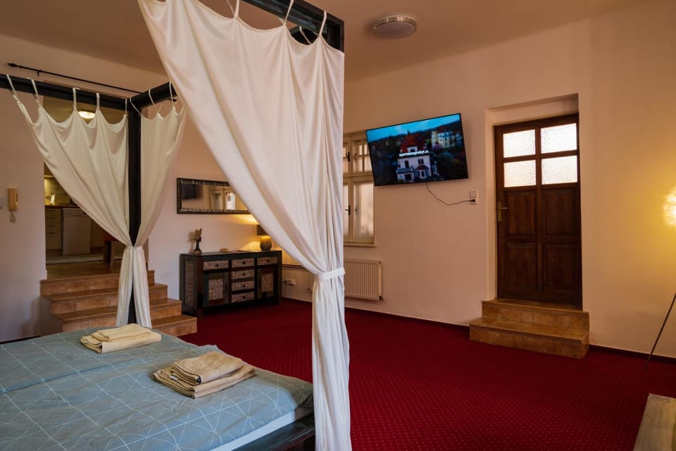Bed, TV and multimedia, Photo of the whole room, Bedroom