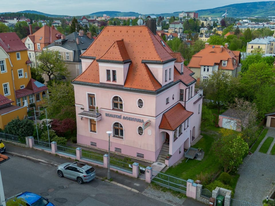 Property building, Day, Neighbourhood, Bird's eye view, Location, Parking
