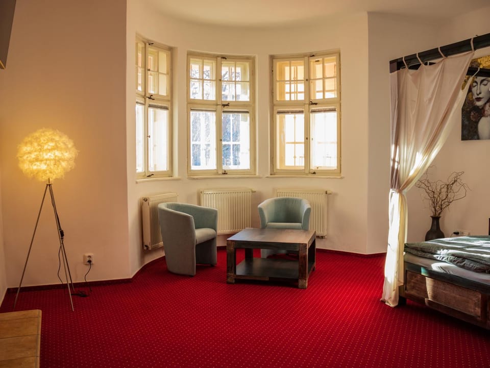 Living room, Photo of the whole room, Seating area, Bedroom, internet, locker, towels