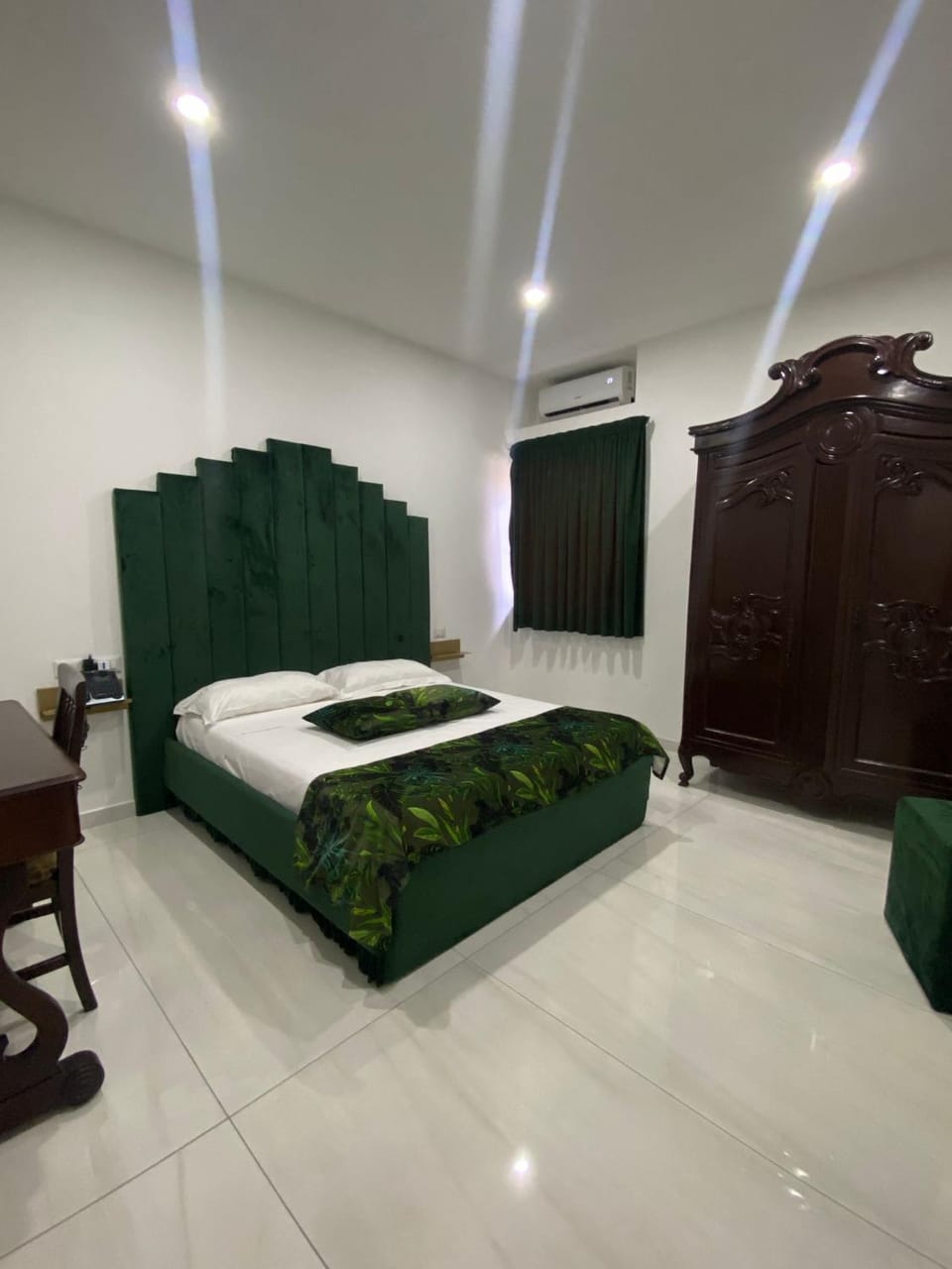 Shower, Toilet, Bed, People, Bathroom, Animals, Bedroom, bidet, furniture, hair dryier, internet, pet friendly, room service, air conditioner