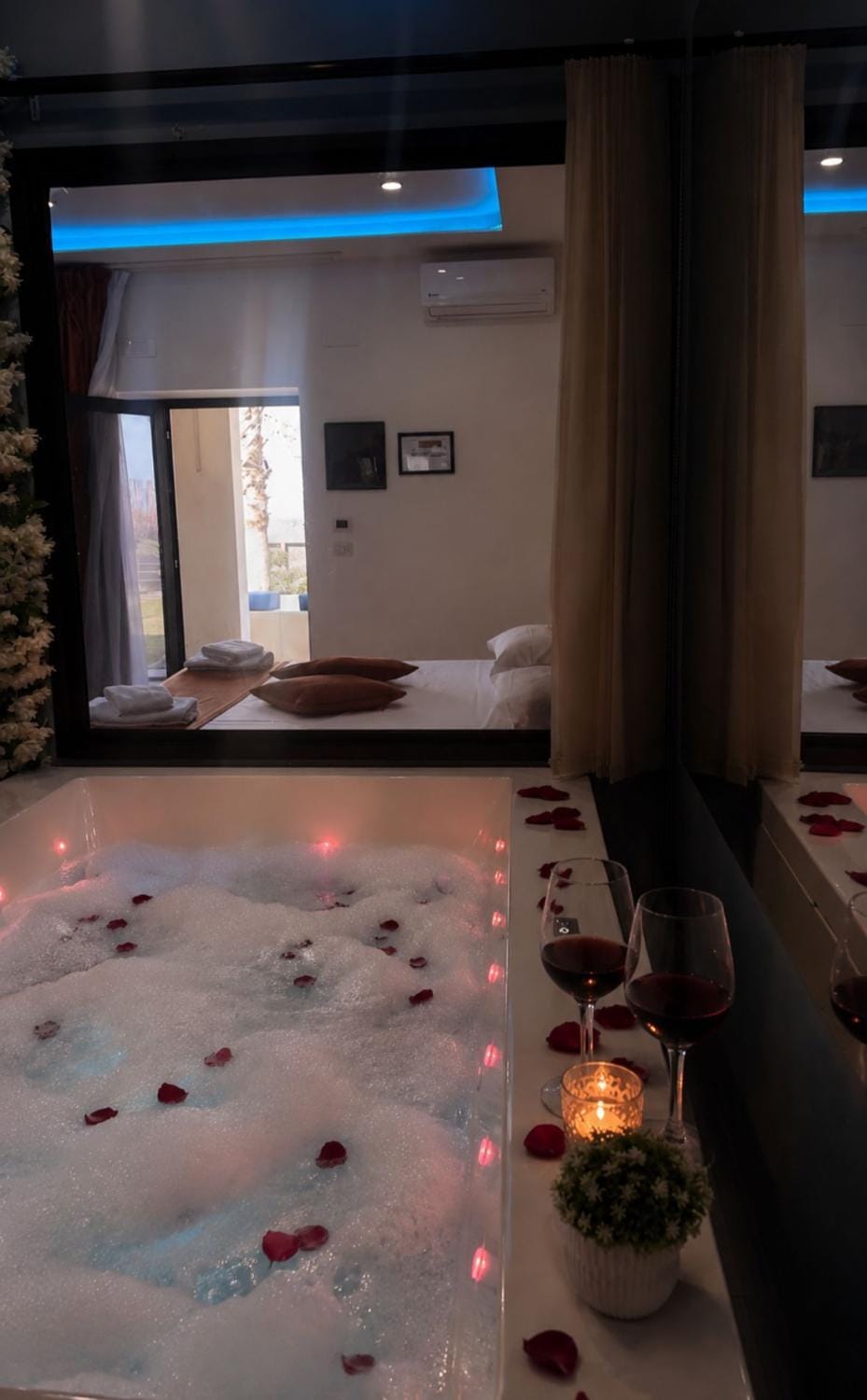 Bed, Night, Natural landscape, Hot Tub, Photo of the whole room, Bedroom, Bath, towels