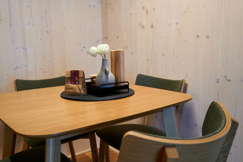 Seating area, kitchen