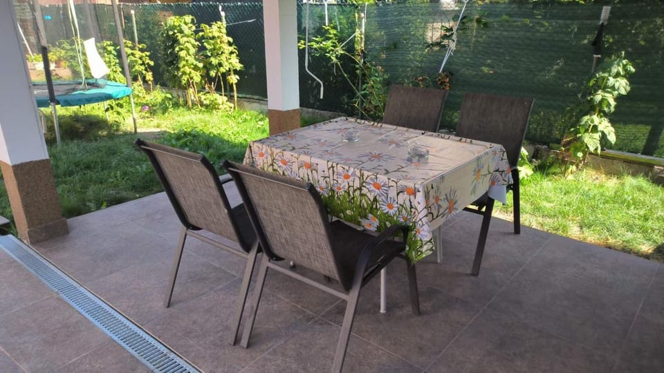 Patio, Garden view