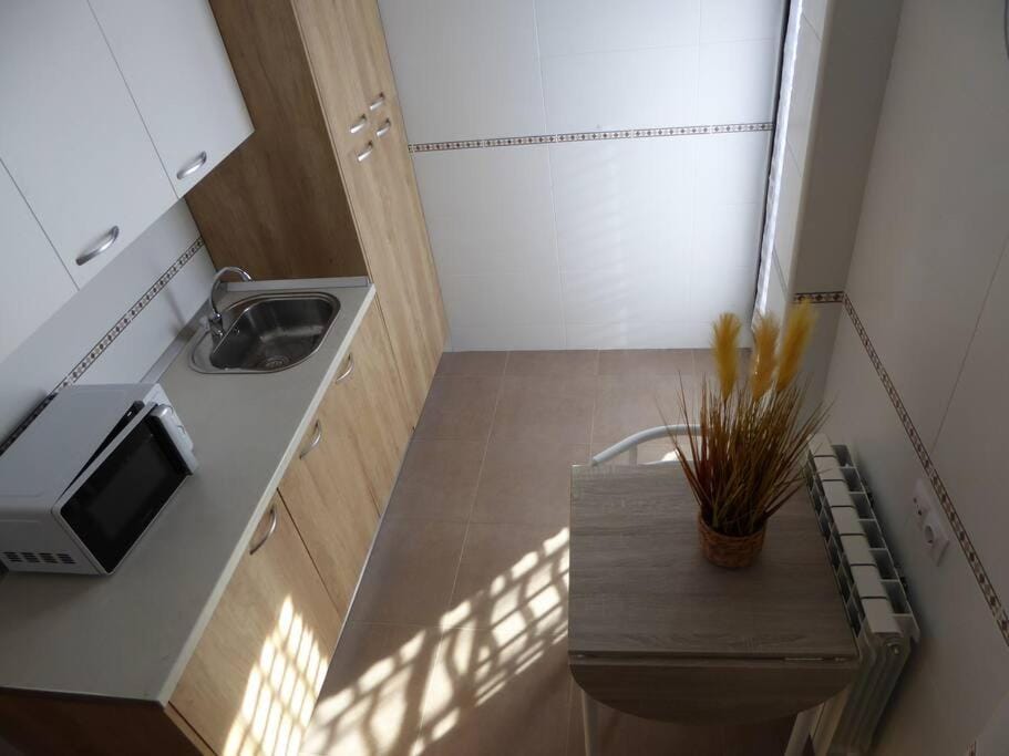 Kitchen or kitchenette, minibar, stove