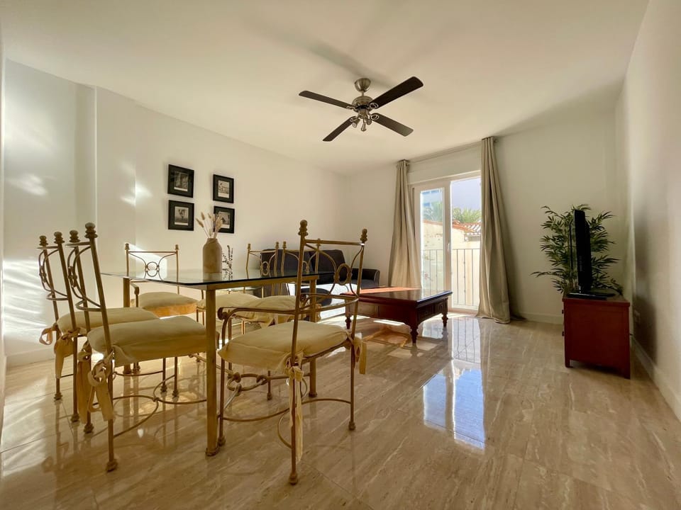 Living room, Dining area, fireplace