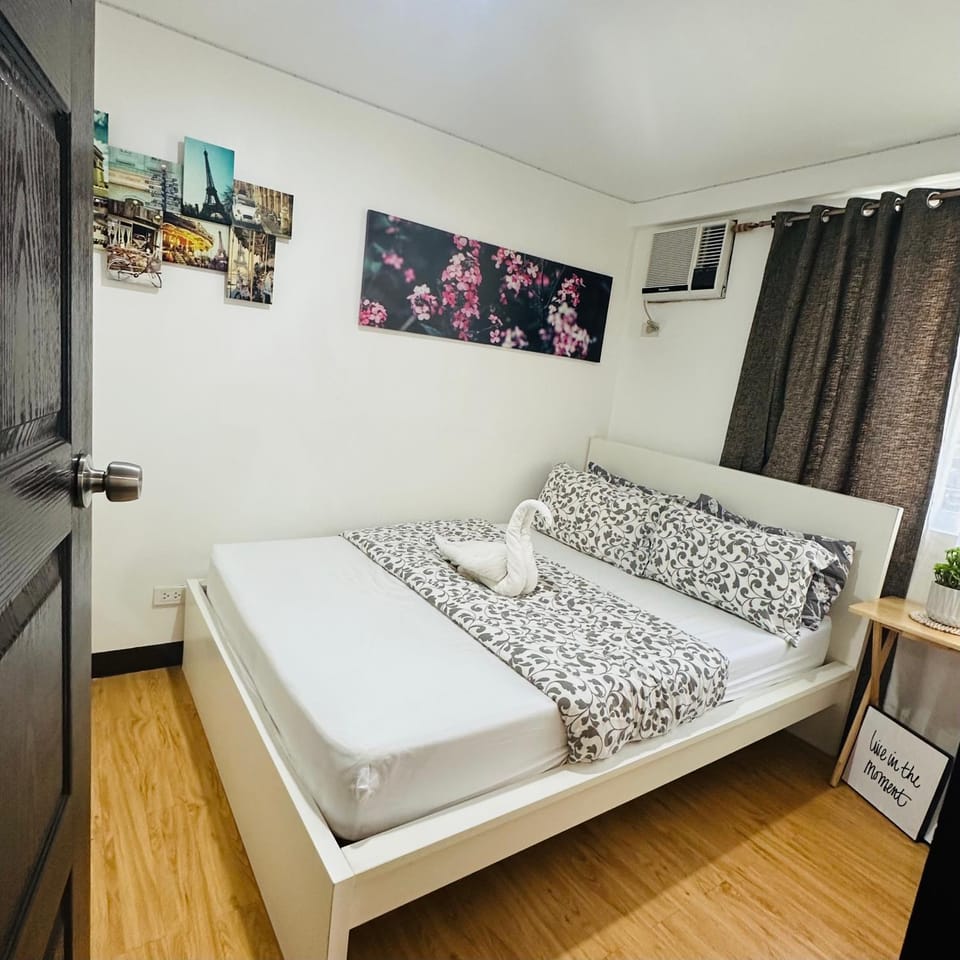 Bed, Photo of the whole room, towels
