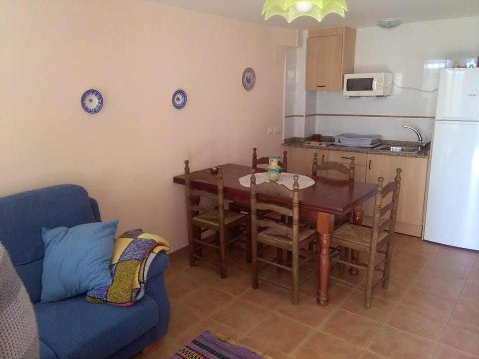 Kitchen or kitchenette, Living room, Seating area, Dining area, minibar, stove