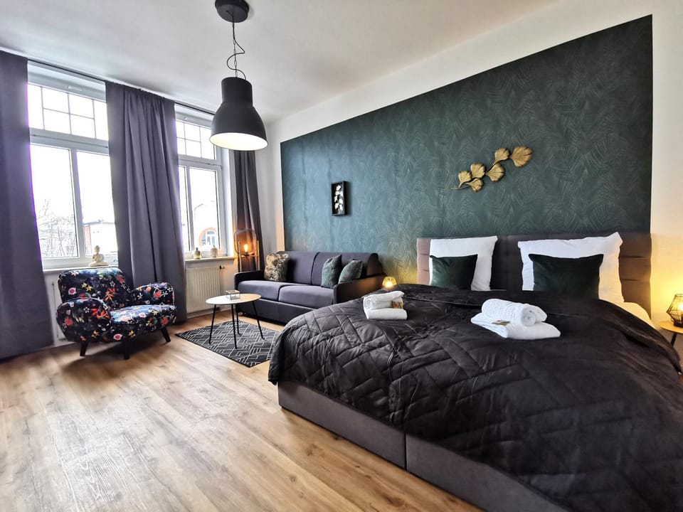 Bed, Living room, Photo of the whole room, Seating area, Bedroom, towels