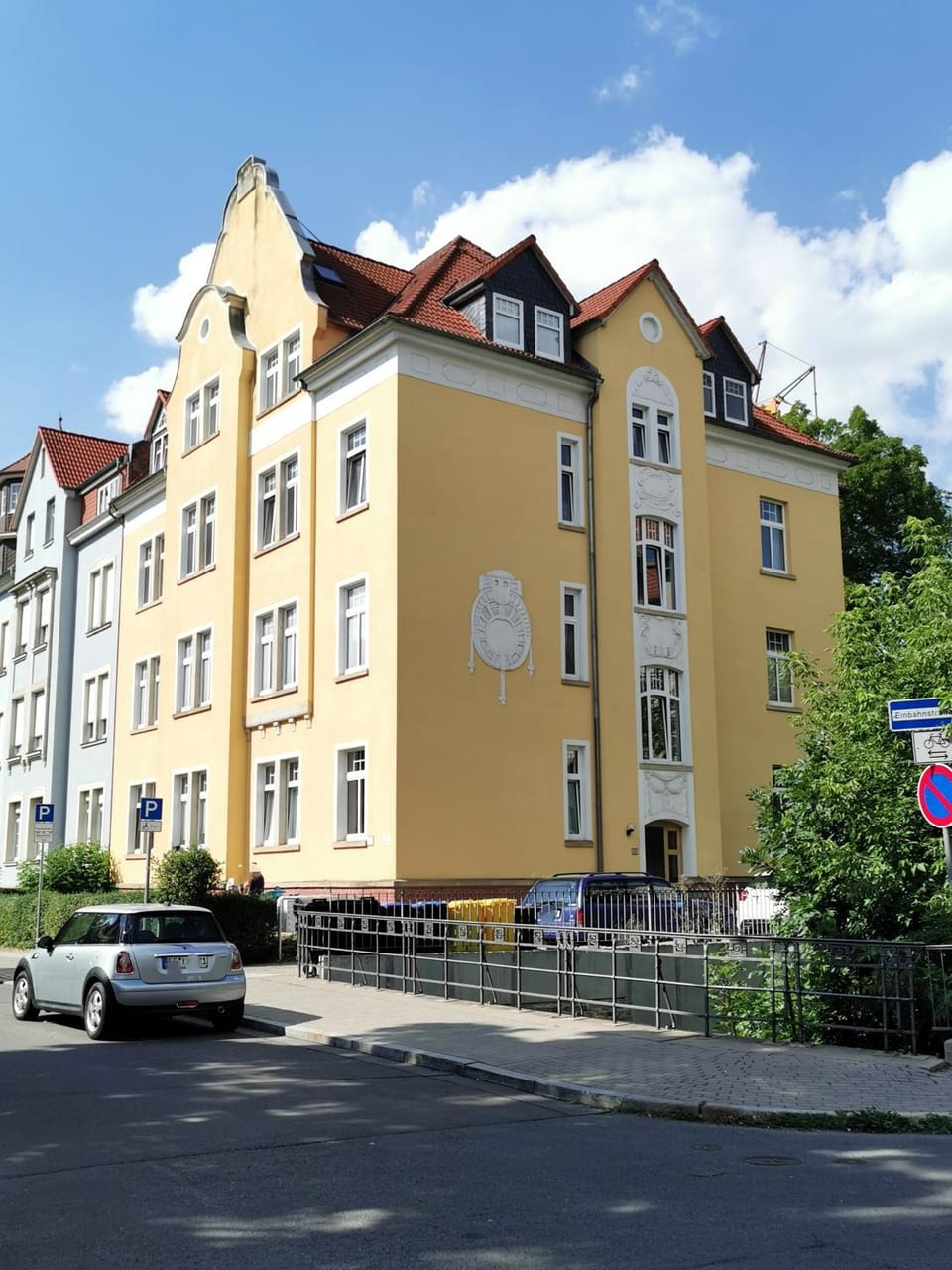 Property building, Day, Neighbourhood, Street view, Location, Parking