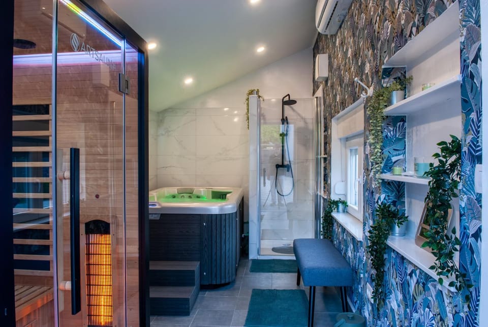 Shower, Hot Tub, Sauna