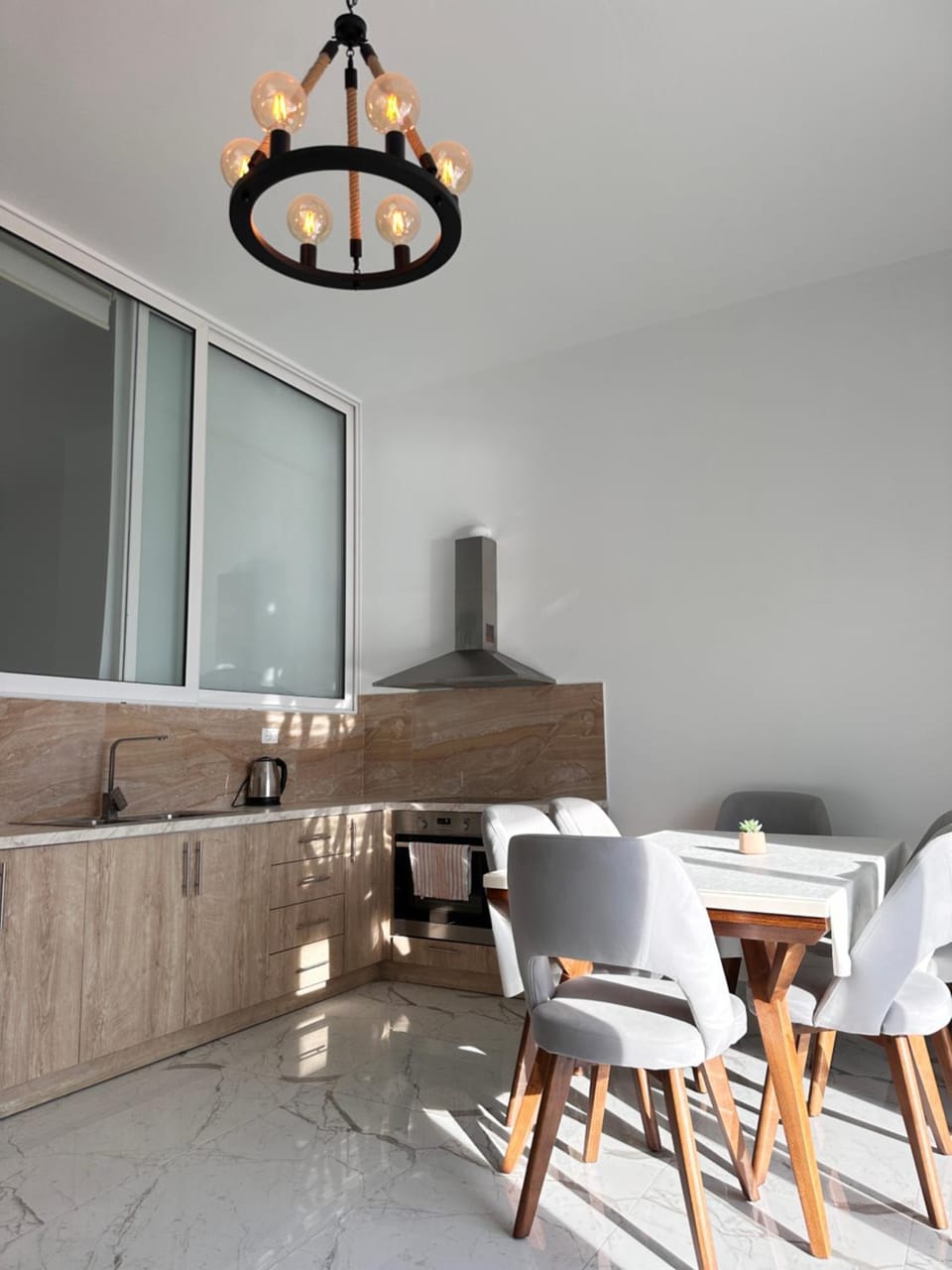 Seating area, Dining area, oven, kitchen