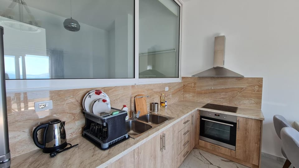 Coffee/tea facilities, Kitchen or kitchenette, stove