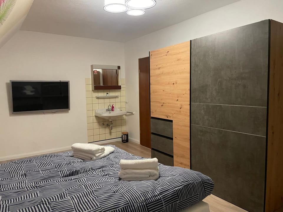 Bed, TV and multimedia, Photo of the whole room, Bedroom, wardrobe