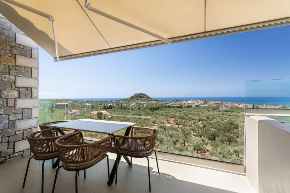 Dark Horizon Apartment in Messenia