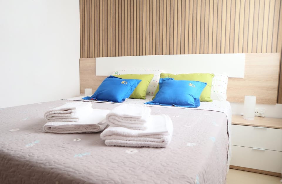 Bedroom, towels