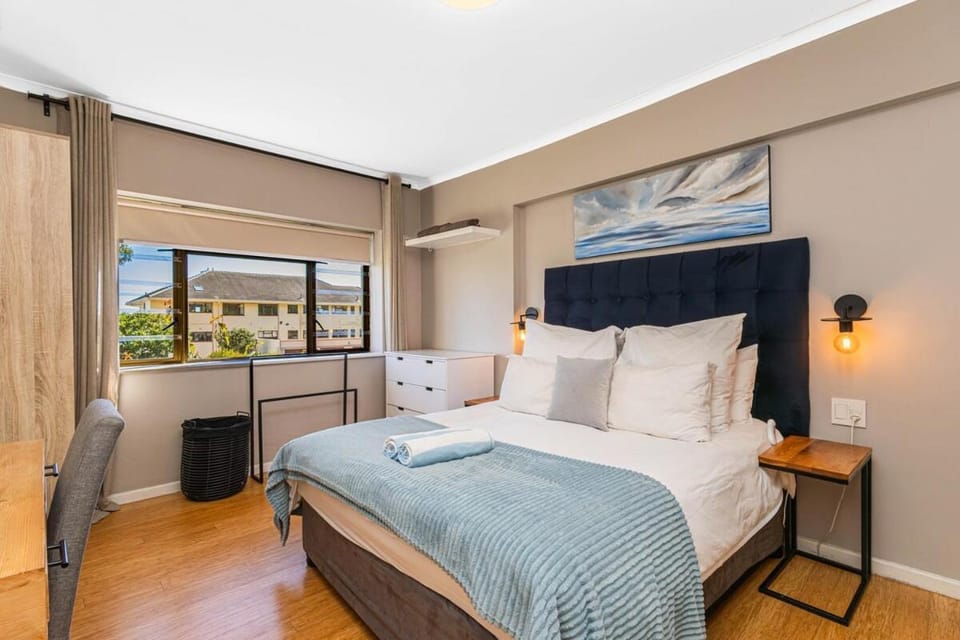 Sundrenched 2 bed 2 bath apartment + sea views Apartment in Cape Town