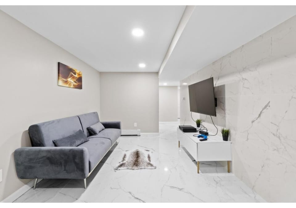 Bed, TV and multimedia, Living room, Seating area