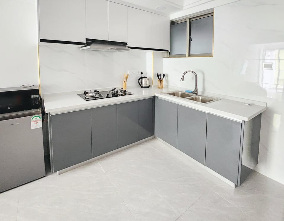 Kitchen or kitchenette, minibar