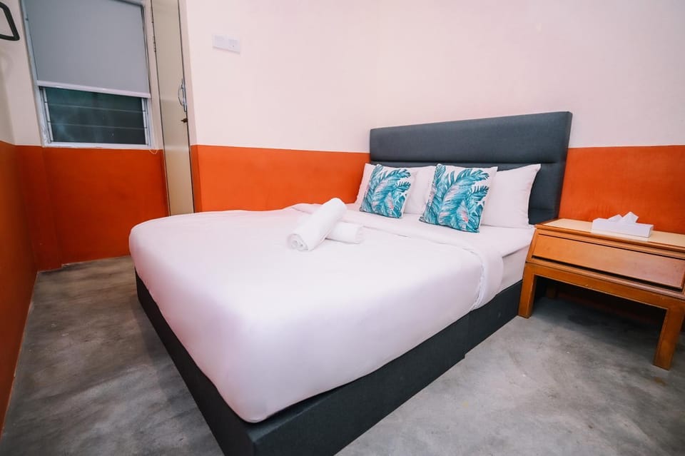 Bed, Photo of the whole room, towels