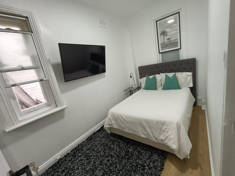 Lovely Room 1Min Walk to Station with 55Inch TV Vacation rental in Marrickville
