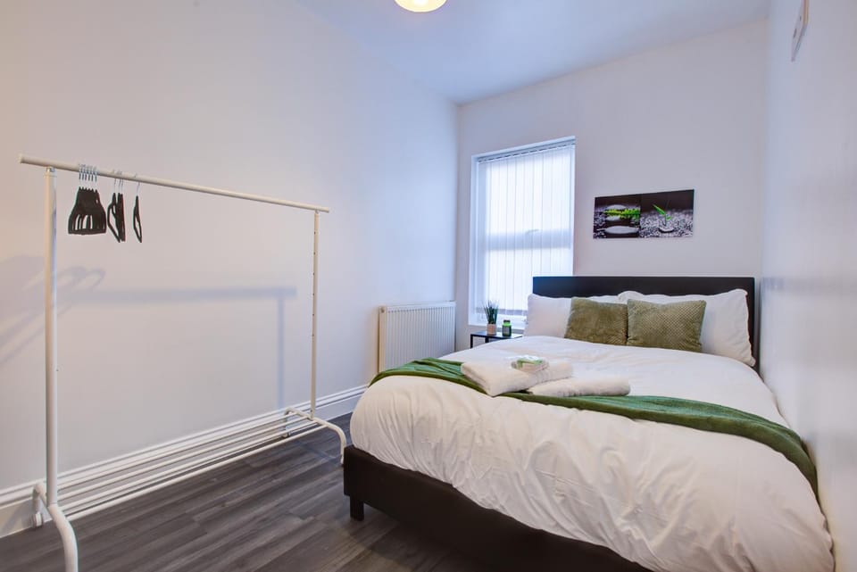 Modern 5 Bed House with Parking Apartment in Colchester