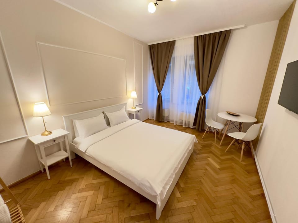 TV and multimedia, Photo of the whole room, Seating area, Bedroom, hair dresser