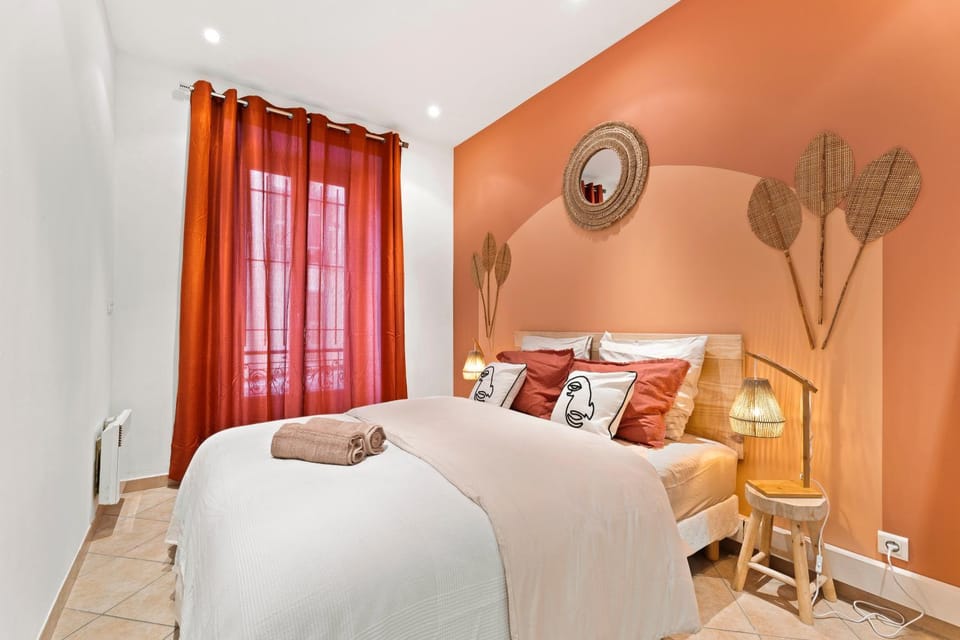 Photo of the whole room, Bedroom
