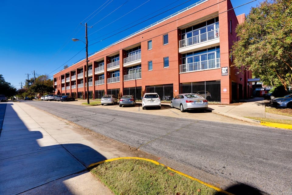 Tuscaloosa Condo: Steps to Bryant-Denny Stadium! House in Northport