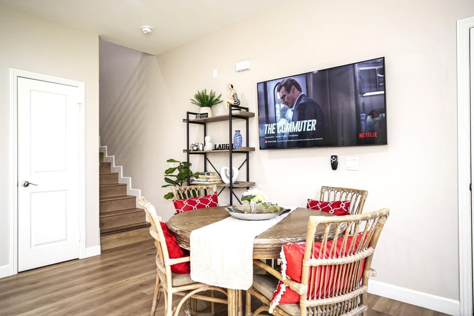 Amazing Value with High Comfort, 14 Guests for 4BR by Disneyland, Beaches, Rodeo 39 & More House in Midway City