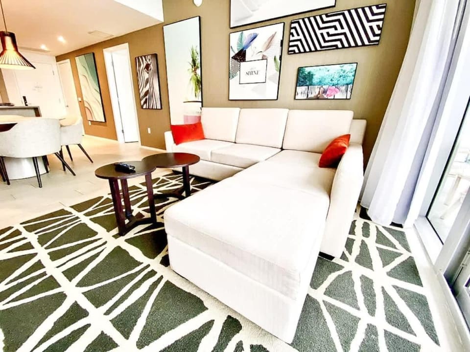 Luxury apartment with endless ocean views -Daily resort fee and parking not included- House in Hollywood Beach