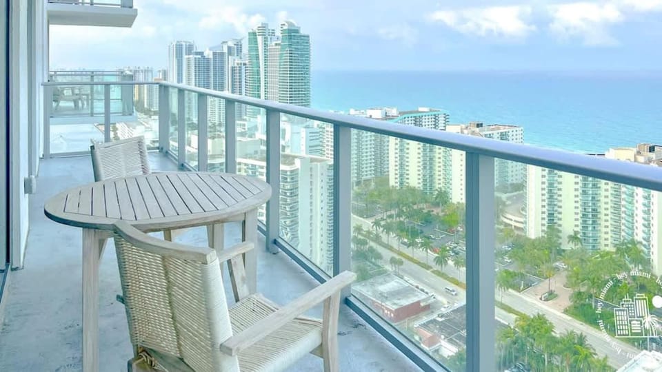 Luxury apartment with endless ocean views -Daily resort fee and parking not included- House in Hollywood Beach