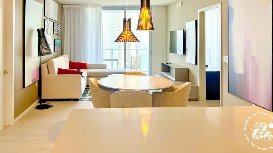 Luxury apartment with endless ocean views -Daily resort fee and parking not included- House in Hollywood Beach