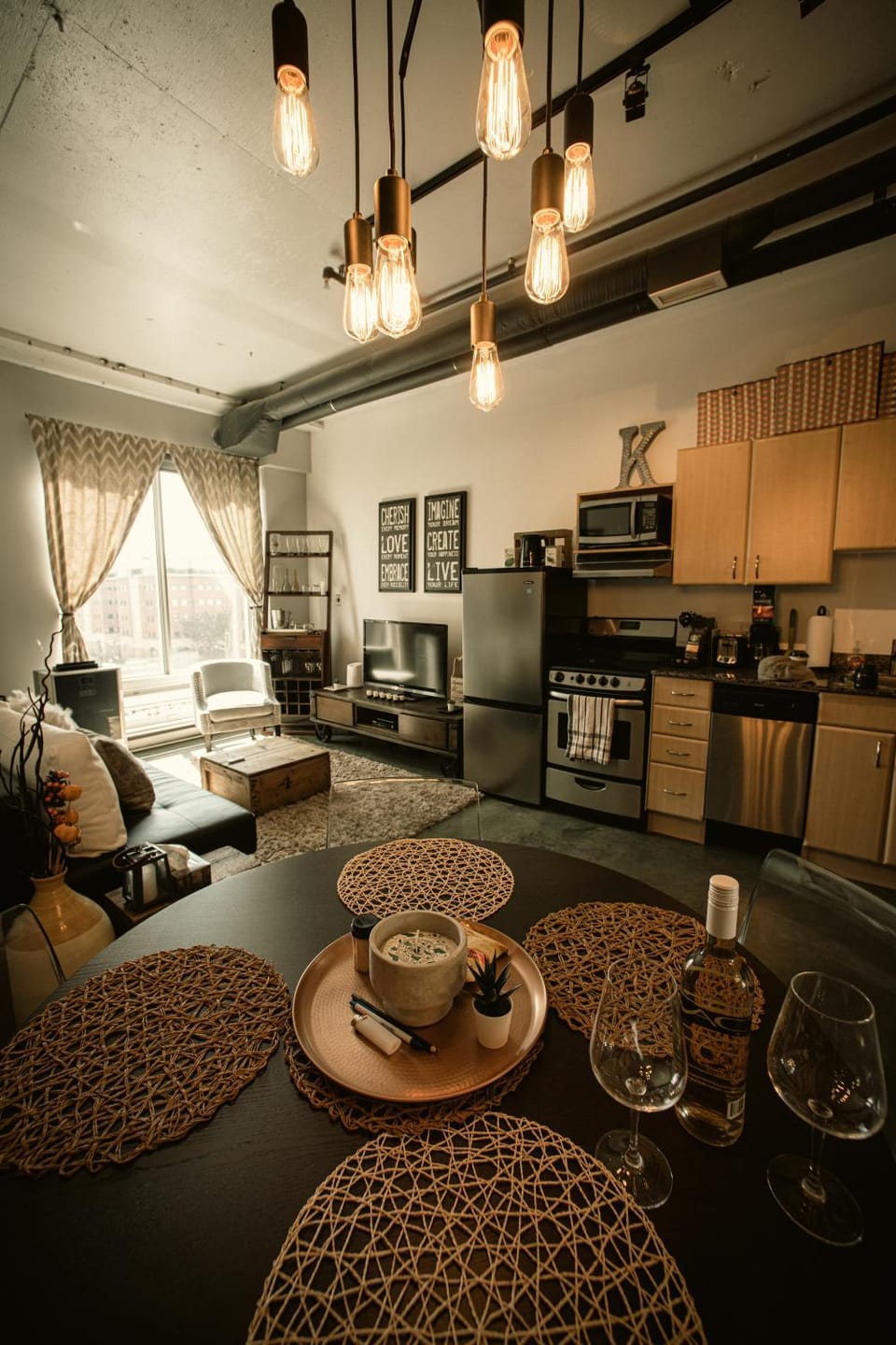 Coffee/tea facilities, Kitchen or kitchenette, Food and drinks, Seating area, Dining area