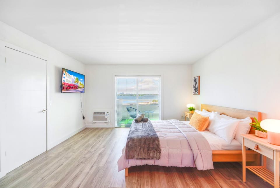 Bed, TV and multimedia, Bedroom, towels
