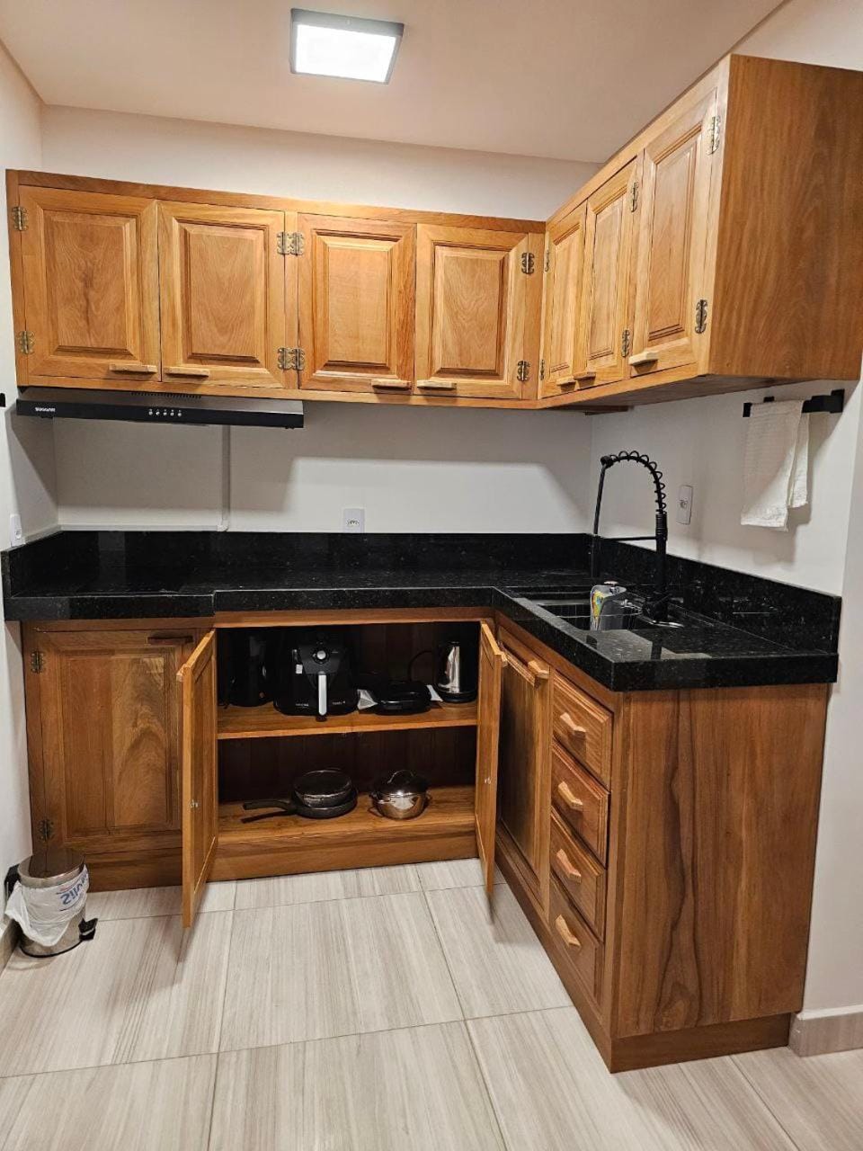 Kitchen or kitchenette, minibar, stove