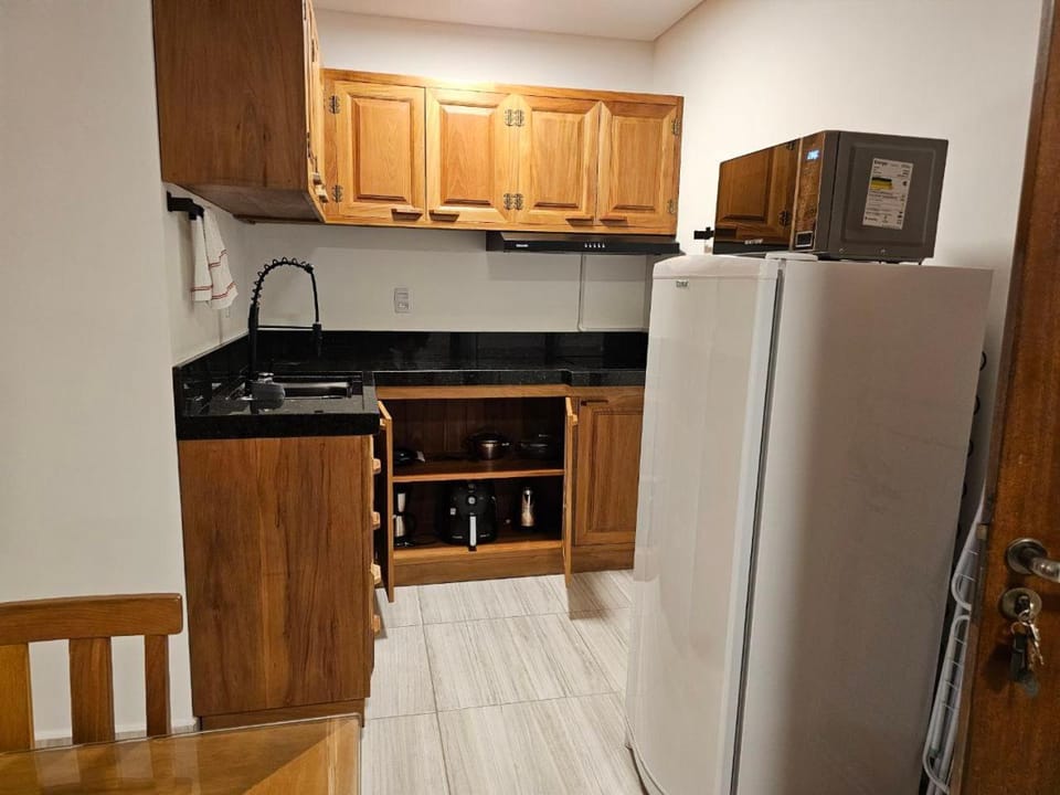 Kitchen or kitchenette, minibar, stove, toaster