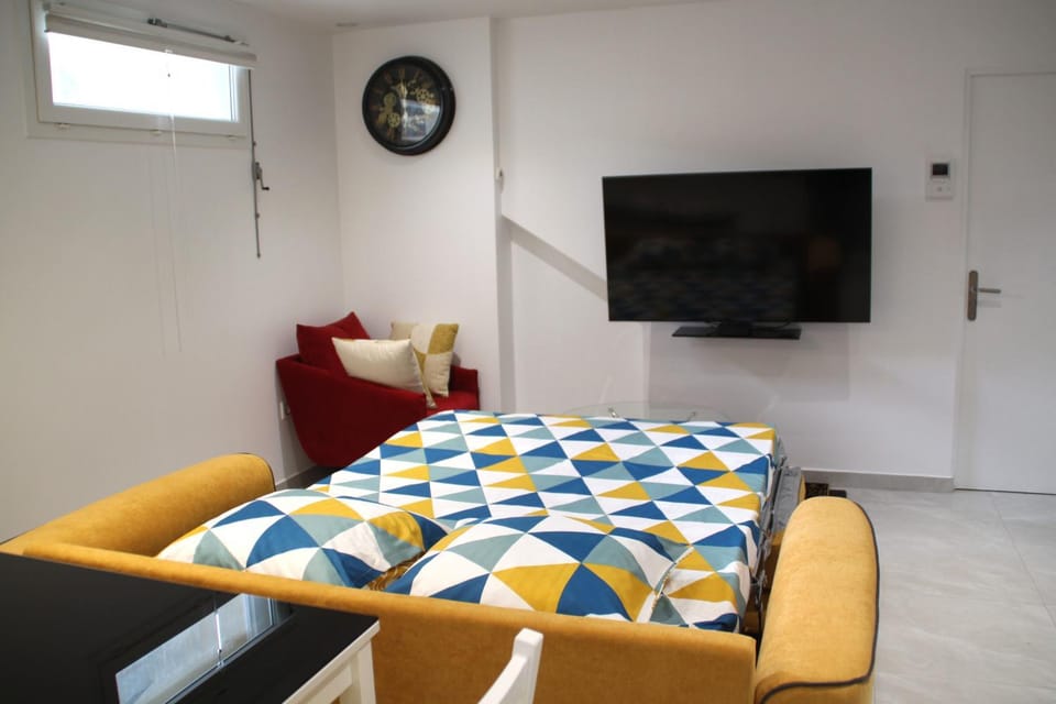 Communal lounge/ TV room, Bed, TV and multimedia